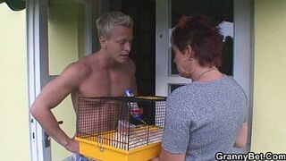 Old chick allows him seduce her - porn video